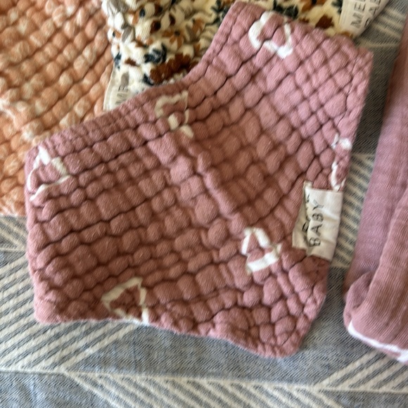 Mebie Baby Bibs & Swaddle Blanket - Picture 2 of 4